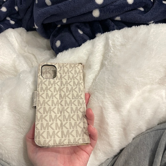 Michael Kors Wallet Phone Case - Like New - Beige/Striped Design - iPhone 11/12 - Picture 4 of 9